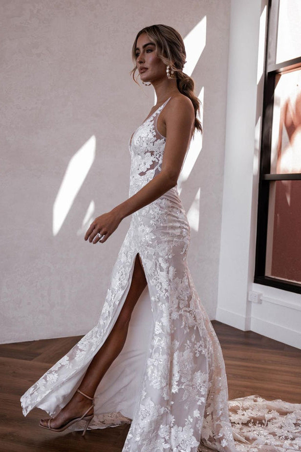 Luxurious Mermaid V Neck Lace Wedding Dress with Slit N100