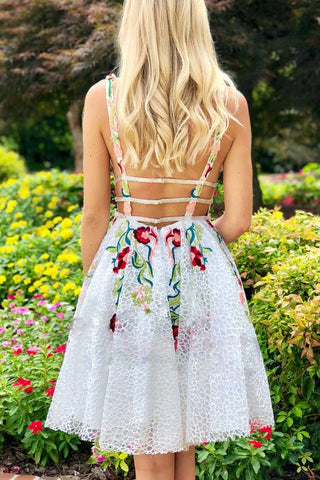 products/Simple_Short_Lace_White_Homecoming_Dress_with_Appliques_V_Neck_Short_Prom_Dress_PW735-1.jpg